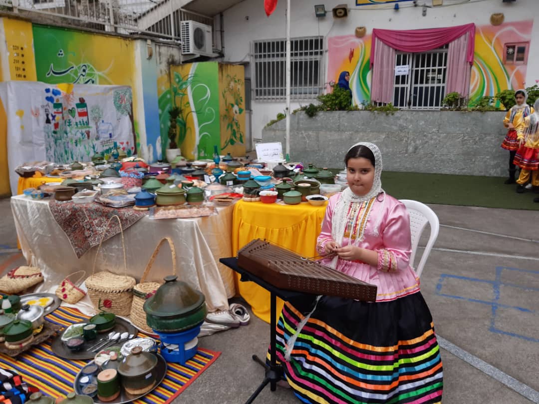 نمایشگاه غذاهای محلی دانش آموزان باران اندیشه به مناسبت روز رشت